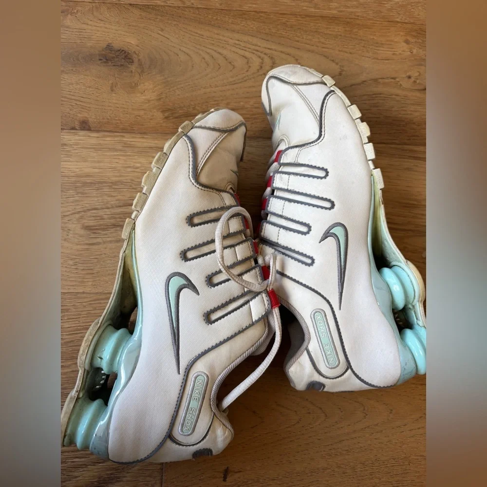NIKE SHOX white/mint/red/charcoal size 10
